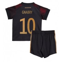 Dječji Nogometni Dres Njemačka Serge Gnabry #10 Gostujuci SP 2022 Kratak Rukav (+ Kratke hlače)
